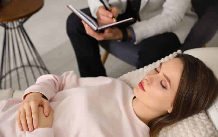 5 Benefits and Risks of Hypnotherapy Treatments 5 Benefits and Risks of Hypnotherapy Treatments