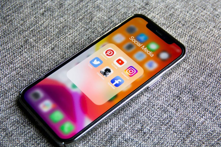 9 Ways to Apply Minimalism to Your Social Media Habits (and Reclaim Your Time) 9 Ways to Apply Minimalism to Your Social Media Habits (and Reclaim Your Time)
