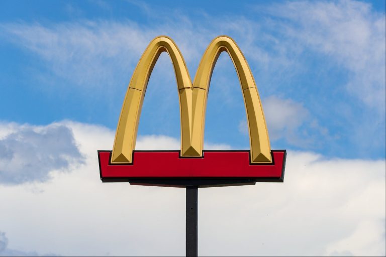 Customers Slow Spending at Starbucks, McDonald’s, Pizza Hut Customers Slow Spending at Starbucks, McDonald’s, Pizza Hut