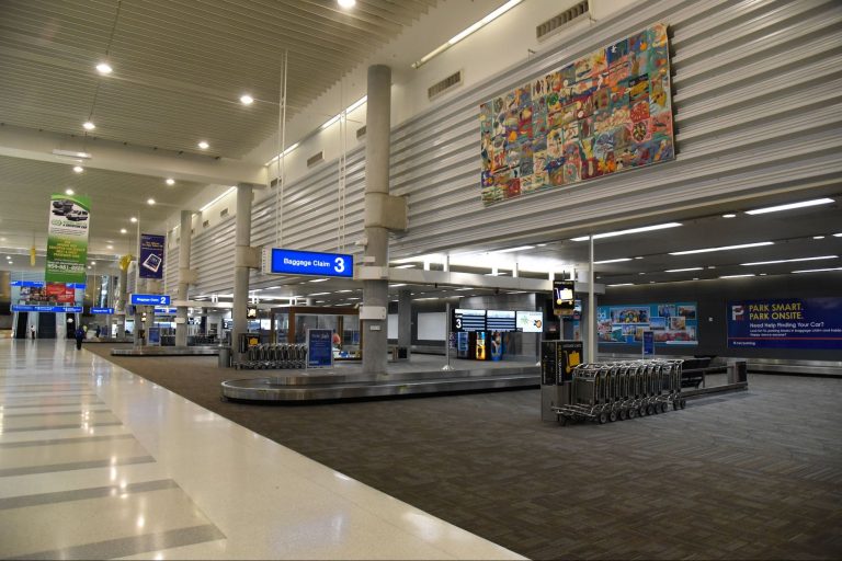 Woman Tracks Lost Luggage to Airport Employee’s Home Woman Tracks Lost Luggage to Airport Employee’s Home