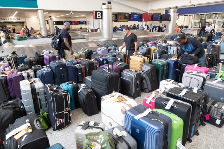 Delta Airlines Cancels Hundreds More Flights, Customers Furious Delta Airlines Cancels Hundreds More Flights, Customers Furious